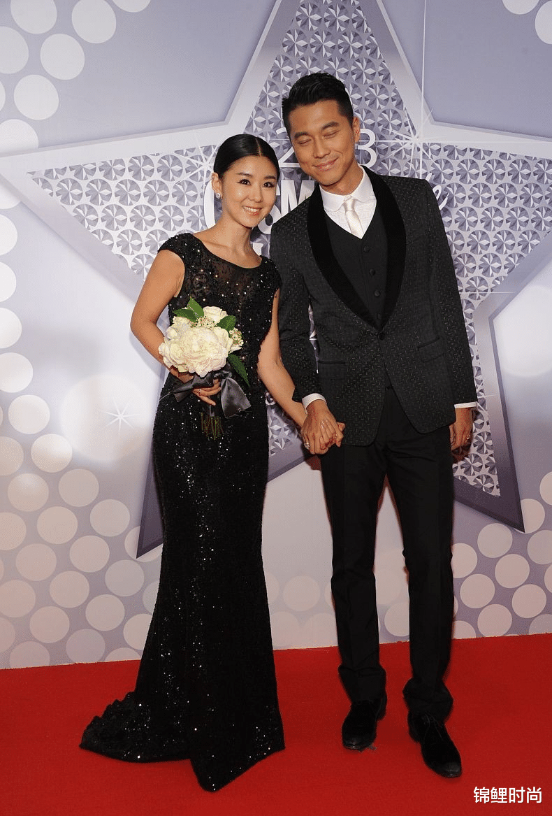 锦鲤时尚|李小萌在老公面前也不遮掩，蕾丝裙有点透亮，白皙肤色清晰可见