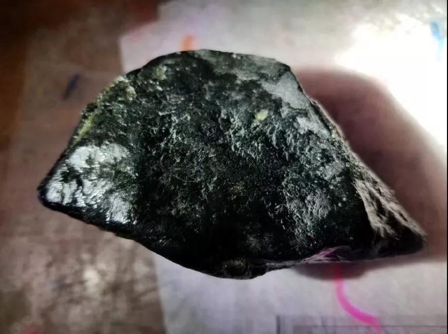 翡翠|老哥翡翠夜市拿下的黑石头，出来的翡翠叶子直接美爆了！