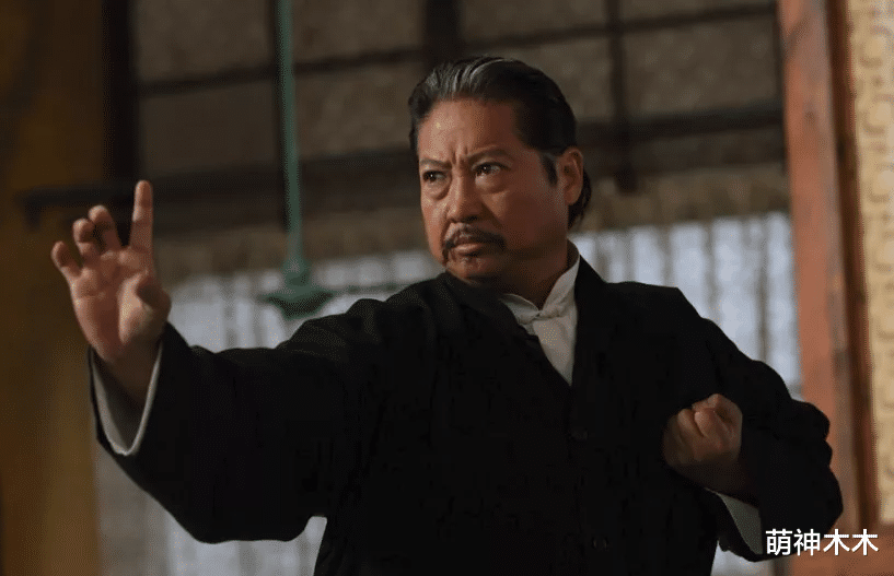 洪金宝|69岁洪金宝身形暴瘦，安居上海亲自现身买菜，坐轮椅俩保镖护航