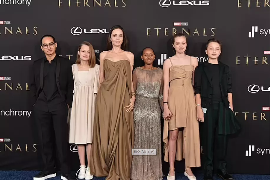 朱莉|朱莉嘴上装了个怪东西！离婚受刺激？女儿穿同款比美