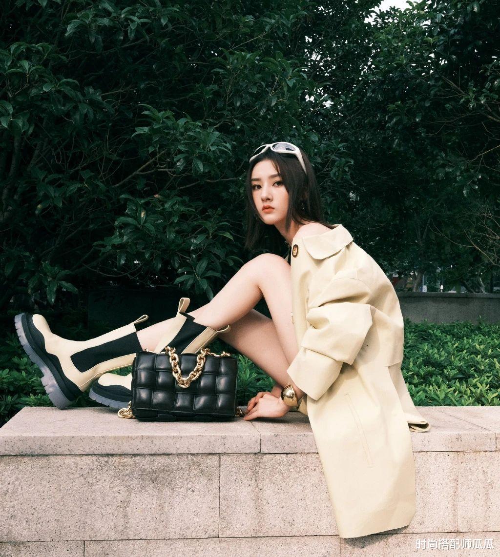 时尚搭配师瓜瓜 今年火了一双鞋叫：“切尔西靴”，时髦高级，搭配裤子裙子都好看