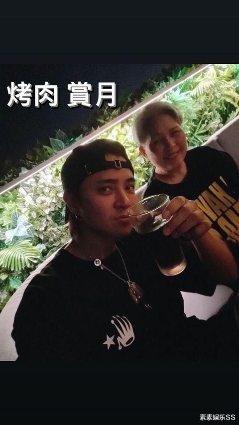 罗志祥|罗志祥陪母亲过中秋，在屋外吃烤肉赏月，母子二人略显孤独