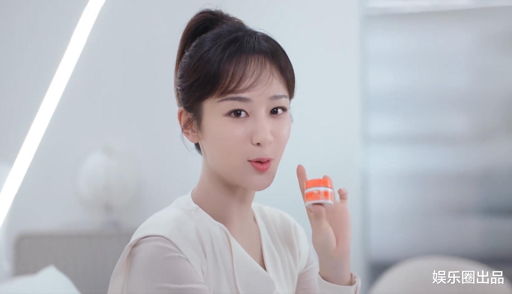 杨紫|杨紫最新的代言大片，穿白色低领装扎马尾辫，大肆展示眼神魅力