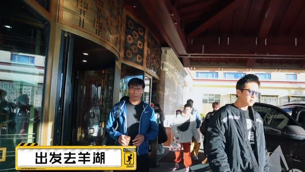 关晓彤|关晓彤太黏鹿晗了，藏车里和男友不舍分别，因包包被粉丝一眼认出