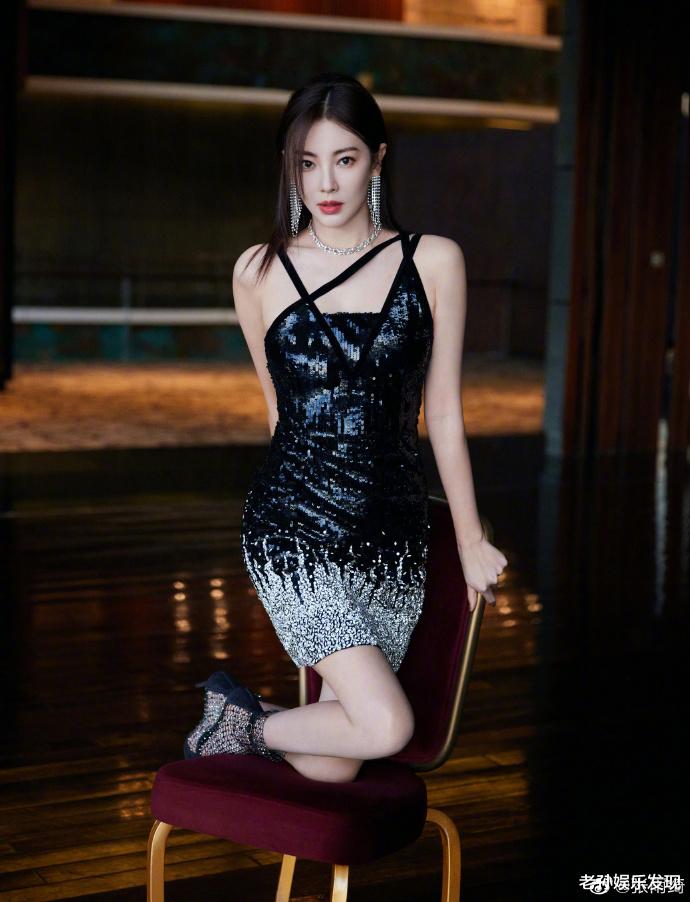 张雨绮|张雨绮去领“美丽女人奖”，特意剪了个短发，还发布了自拍照片