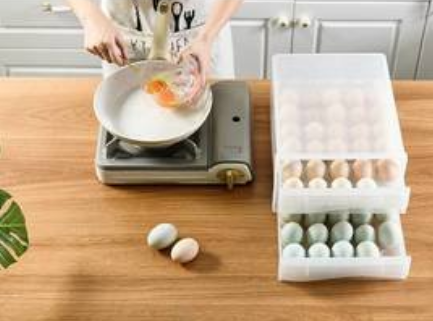 建议大家：厨房别再摆瓶瓶罐罐了，学她家这样做，干净整洁又实用