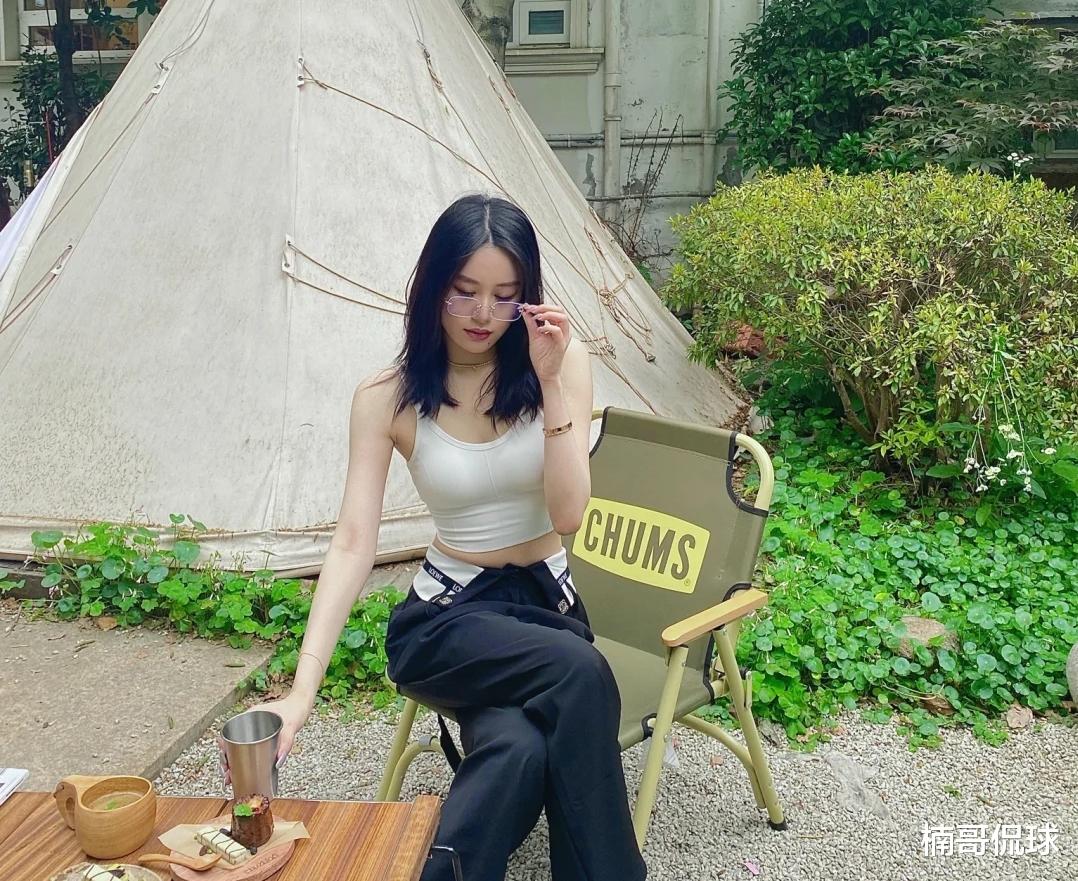 范志毅|范志毅第一任空姐妻子罕见现身！女儿范斯晶携土豪男友与母亲聚餐