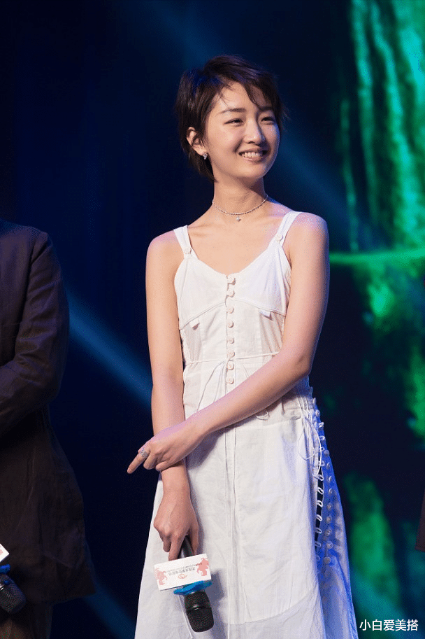 小白爱美搭|周冬雨属于耐看型的,虽然身材没什么女人味,但看上去还挺清纯的