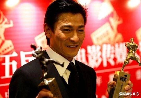 刘德华|刘德华请求粉丝多看自己？唱歌泪洒舞台，关掉礼物拒绝千万打赏