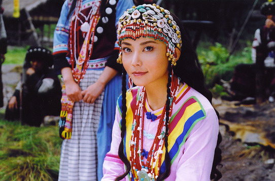 李沁|14年前，李钰患病离世，穿漂亮婚服安葬，汪雨帮她尽孝还扫墓10年