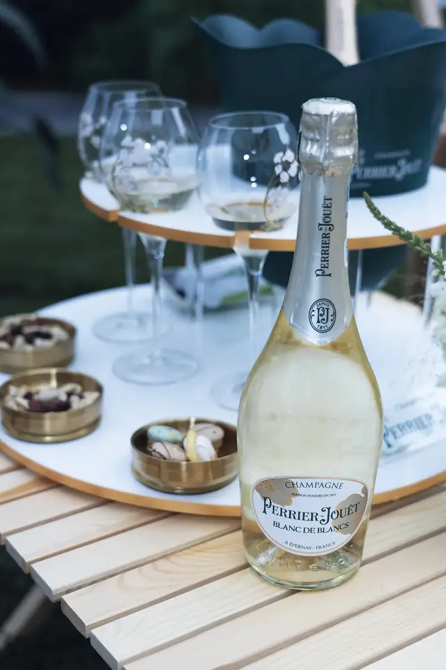 时尚生活派|繁花盛夏,带上香槟叫上闺蜜,一起投向美丽时光的户外浪潮