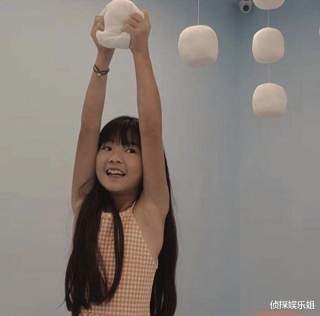 grace|曹格女儿近照曝光，11岁Grace暴风抽高，染黄发穿露脐装超时尚
