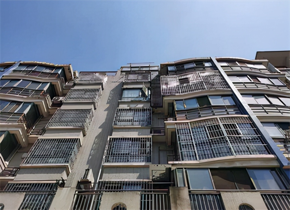 安徽一女子因家庭矛盾，把2岁儿子从14楼阳台扔下，?不幸身亡