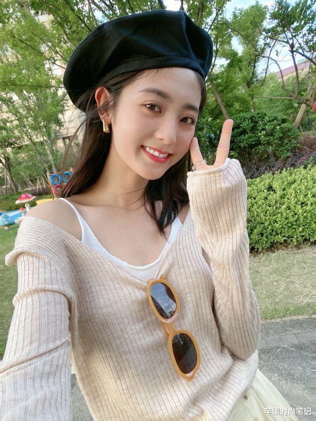 芊墨时尚笔记|邢菲“素颜”上镜都这么可爱？一身奶茶色休闲穿搭，文艺又浪漫