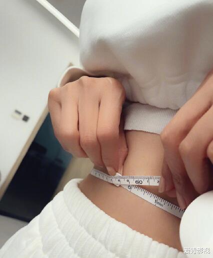 秦岚|42岁秦岚健身瘦成晾衣架！59厘米腰围细到不真实，P图都没她细