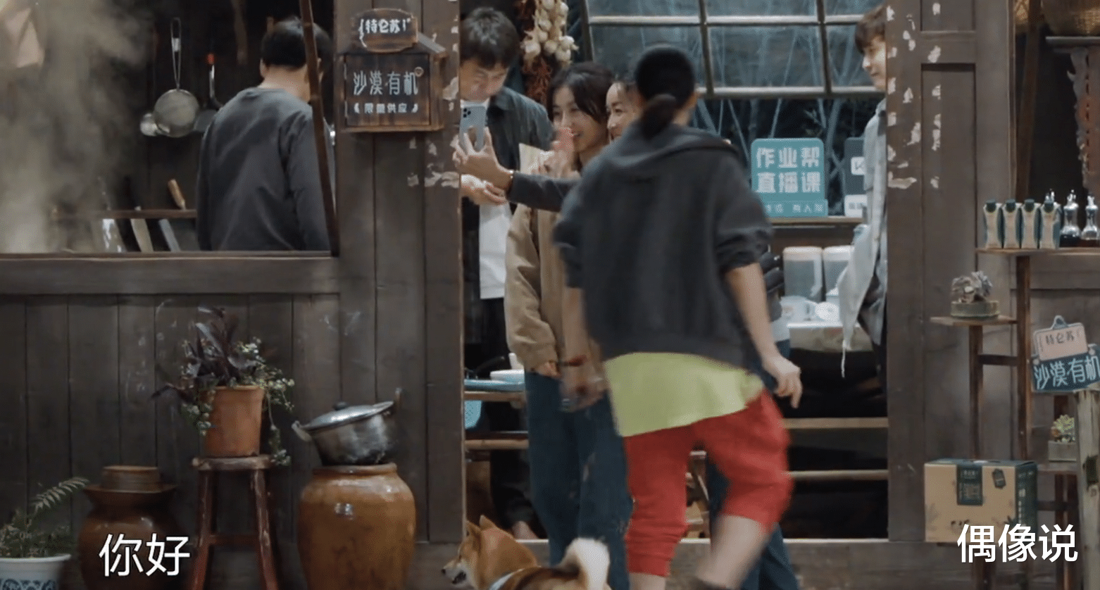 张子枫|那英13岁女儿和张子枫开视频，第一句话好直接，张子枫害羞捂脸