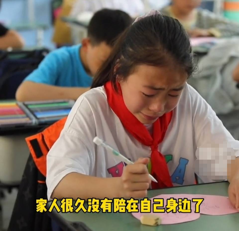 依然棒棒糖 课堂上,看着还没做完的给妈妈的贺卡,女孩却大哭起来