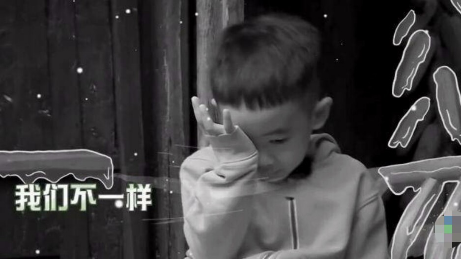 小泡芙|刘畊宏晒爸爸5聚会照，春哥一手抱Jasper一手抱小泡芙，笑容满足