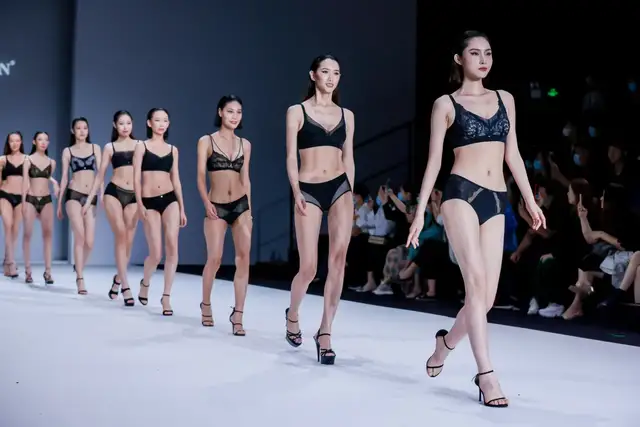 中国国际时装周|DAY4 秀场直击｜草原/海边/山野/家园，看秀也能云游四方