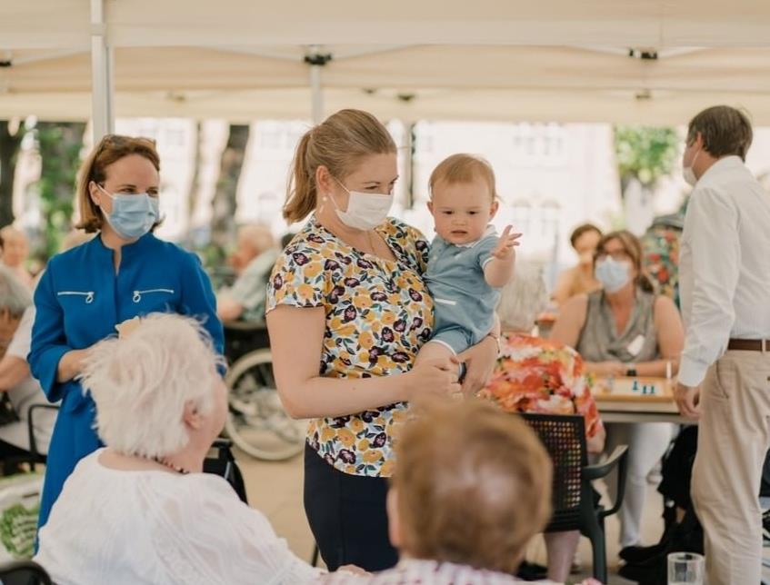 当年的明月|夏尔王子的养老院之旅第三弹，小家伙技能越来越多，都会打招呼了