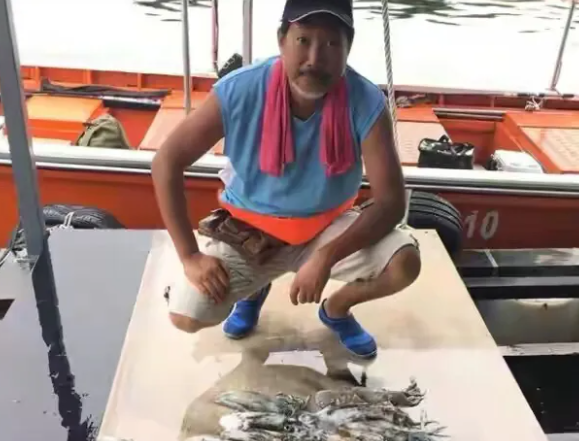 古天乐|57岁香港老戏骨转行去卖鱼，女友弃他而去，古天乐仗义相帮