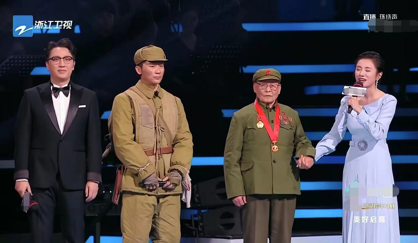 跨年|浙江跨年槽点多！放男星黑白照被批，用荧光棒充观众，主持人嘴瓢