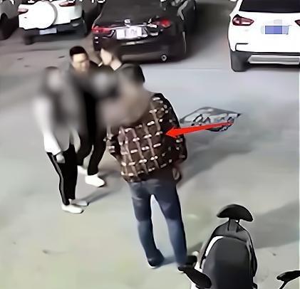 阿斌旳糖果屋 妻子被人调戏，丈夫阻止反遭追砍：男人履行职责，法律降下正义