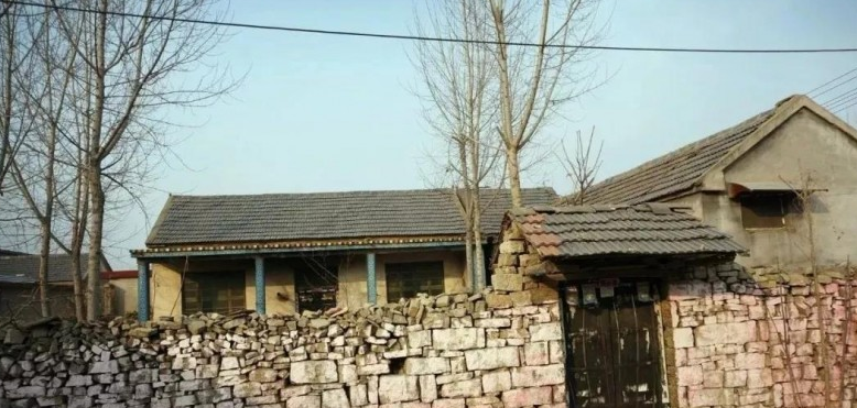 商品房|全家户口迁出农村，但老家还有房，宅基地能继续使用吗？