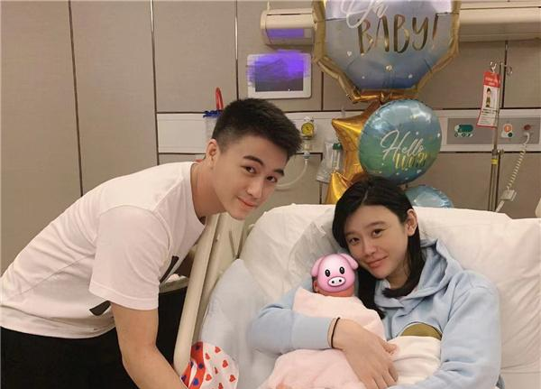 明星|奚梦瑶二胎诞千金，温馨握手照引热议：明星为何都钟爱晒手？