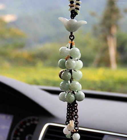 翡翠|翡翠车挂要怎么选？有哪些好风水的题材呢？