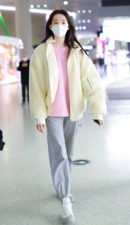 小智时尚|新晋谋女郎刘浩存，私服穿搭好少女，展现满满初恋感