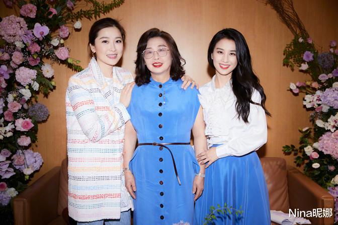 Nina昵娜|黄圣依母女教师节罕见同框，妈妈穿白裙桃花眼抢镜，母女模样似烙饼