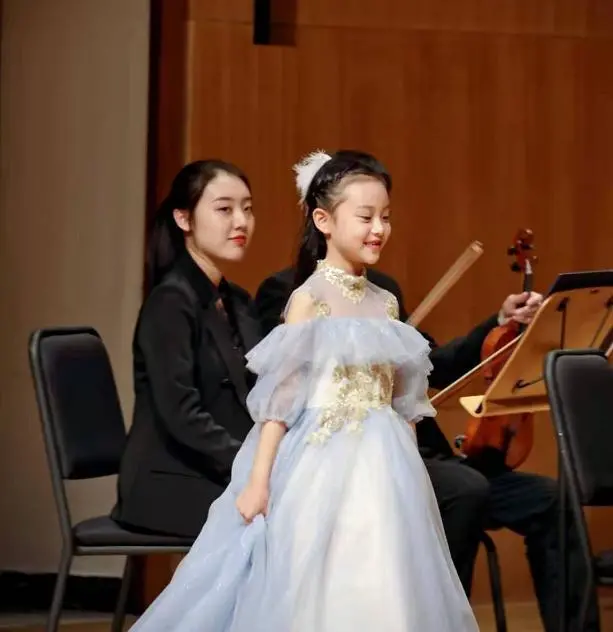 时尚风行派|甜馨打扮越来越潮流!扎脏辫比女rap还要帅气,肤色黝黑得像爸爸