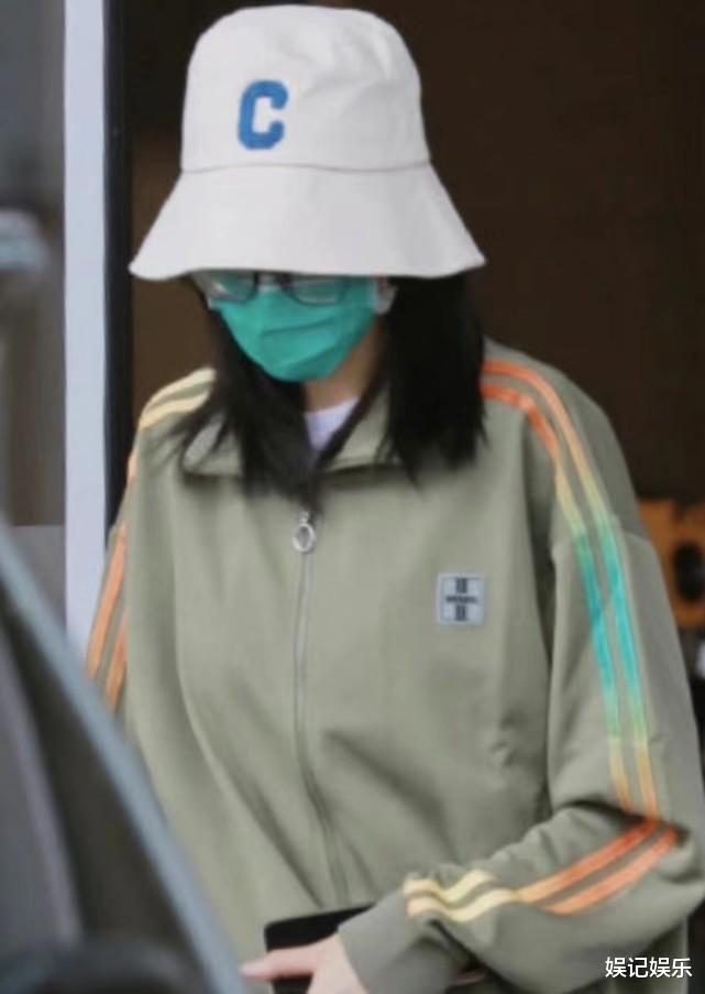 美丽|热巴懒理与杨洋恋情传闻，去买甜品，在店里现扎丸子头拍照心情好