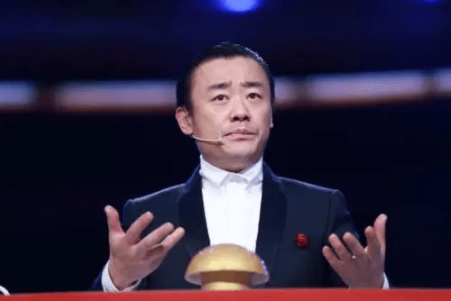 张艺兴|张艺兴险些步周立波后尘，幸亏黄渤及时制止，俩人关系“不一般”