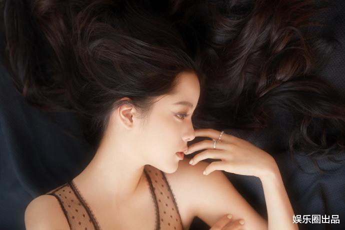 欧阳娜娜|欧阳娜娜躺着拍大片，穿露肩装比例出众，头发状态令人羡慕