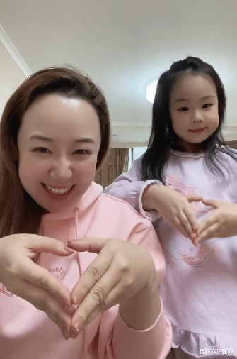 何超莲|童星关凌罕晒二胎，母女俩长相像复制粘贴，曾因贱养女儿感到愧疚