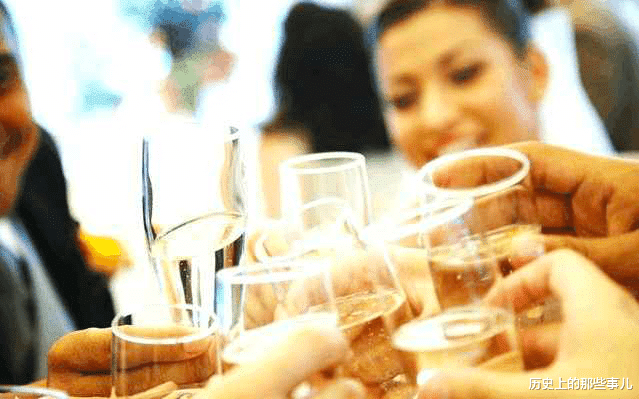 教练 阿里女员工事件张某妻子发声质疑，公众而言，被动上了复杂的一课