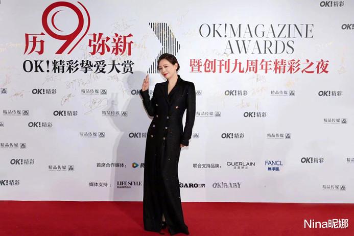 发型 “九姑娘”邓萃雯新发型堪比“整容”,剪空气刘海穿黑大衣变软妹,形象大变样