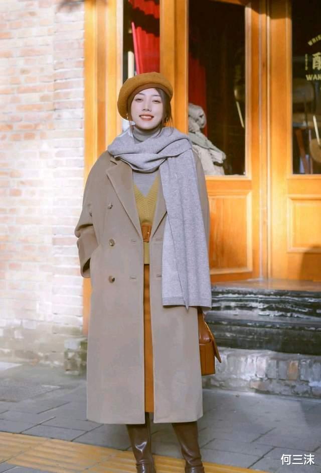 何三沫 冬天不要只会穿羽绒服，可以试试大衣搭配靴子，气场不输给超模