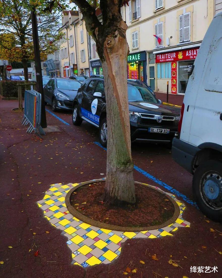 绛紫艺术 他用彩色马赛克,来修补坑洼和街道,独特的创意,让人心生敬佩