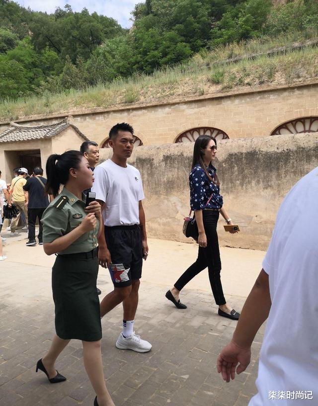 谢杏芳|林丹谢杏芳感情破裂？一家六口出游被拍，夫妻二人全程冷脸无互动