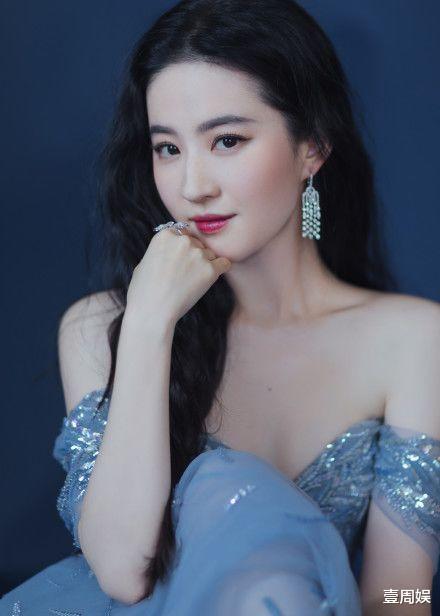 罗晋|明星盛典状态曝光：杨采钰高低肩，刘亦菲发福，江疏影白到发光