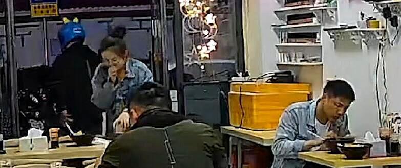 说说热点故事烩 臭不可闻!安徽一外卖小哥取螺蛳粉订单时2次作呕 :感觉被锁喉