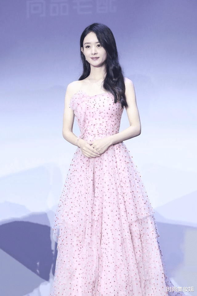 时尚美妆妞 赵丽颖没有一点当妈的样子,穿露脐装配牛仔裤,像学生妹