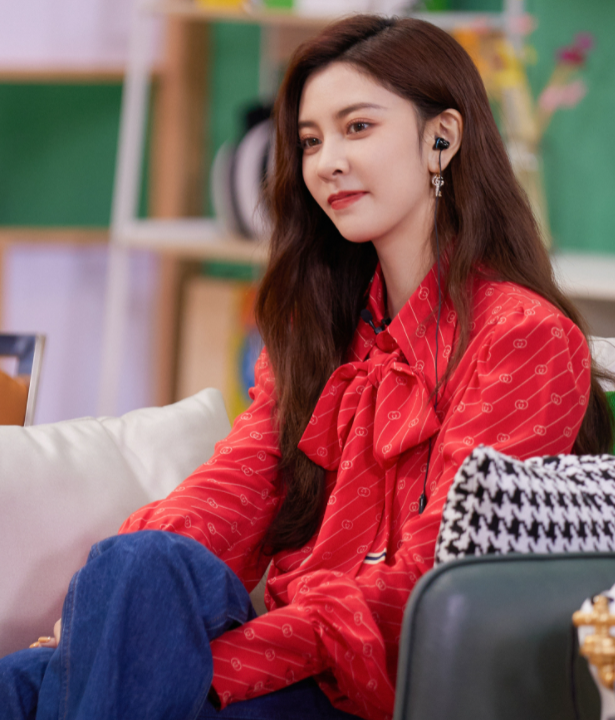 何有强|宋妍霏又“火”了，红色衬衫搭配牛仔裤利落时髦，复古又有气场