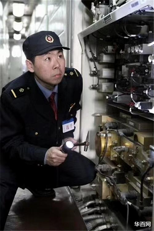 华百网 “毛泽东号”机车组第12任司机长刘钰峰为军品大王李长东签名，支持红色收藏事业