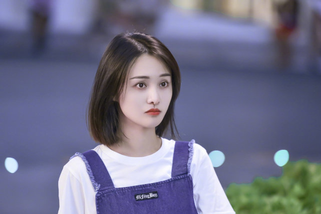 郑爽|郑爽自述美国生活太凄惨，卫生巾都要省着用，网友：可怜又