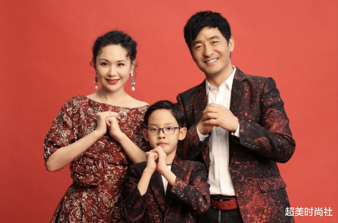 程莉莎|程莉莎儿子被赞“国产混血”！曾是眼镜龅牙弟，现逆袭为帅气暖男