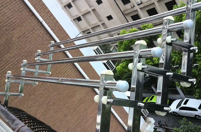 时尚装修设计大全 刚在阳台装了个晾衣架，方便又好用！物业：危险，赶紧拆掉！